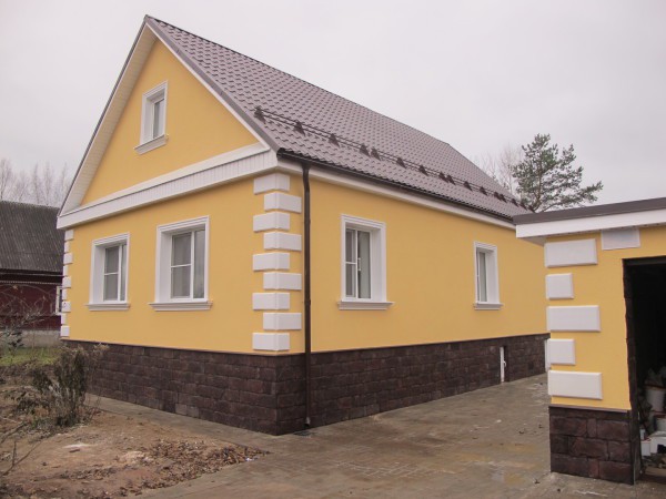 Blanchiment coloré d'une maison en plâtre