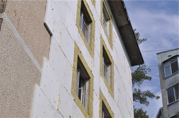 L'isolation des murs extérieurs des immeubles d'appartements permet à tous les résidents d'économiser considérablement sur le chauffage en hiver