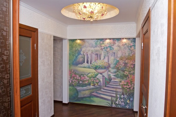 Options pour décorer les murs du couloir à l'aide de papier peint avec l'image d'un jardin d'été multicolore, ils apporteront de la bonne humeur même en hiver par temps glacial