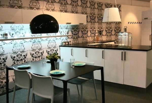 Vinyl wallpapers can be easily used in the kitchen, as they are not afraid of humidity and temperature changes