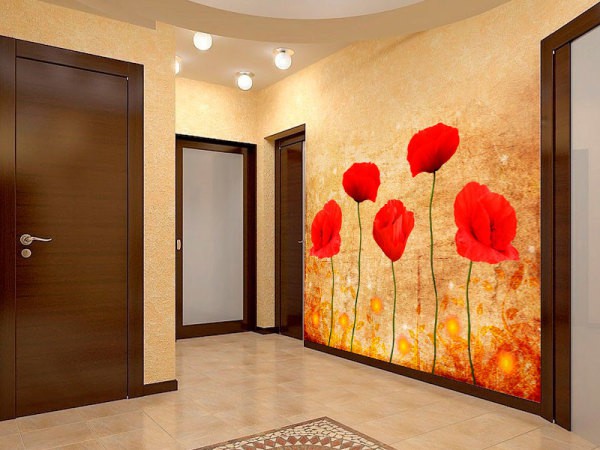 En choisissant des options pour décorer les murs du couloir, il est nécessaire qu'il y ait une combinaison de papier peint avec du papier peint photo, sinon votre intérieur dans le couloir sera inconfortable, ce qui vous rendra nerveux