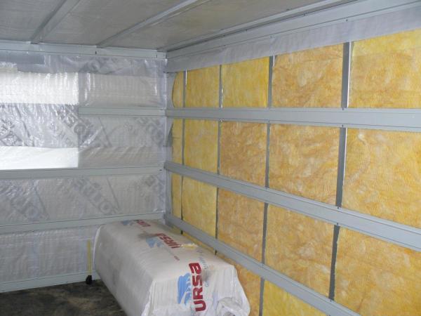 اختيار المواد لعزل الجدار مهم جدًا ، يجب مراعاة العديد من الفروق الدقيقة ، بما في ذلك المواد التي تصنع منها جدران الغرفة