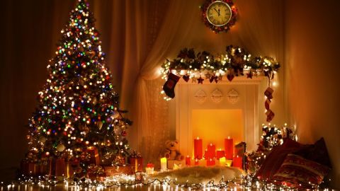 L'arbre de Noël près de la cheminée est déjà devenu un classique du Nouvel An et de Noël.
