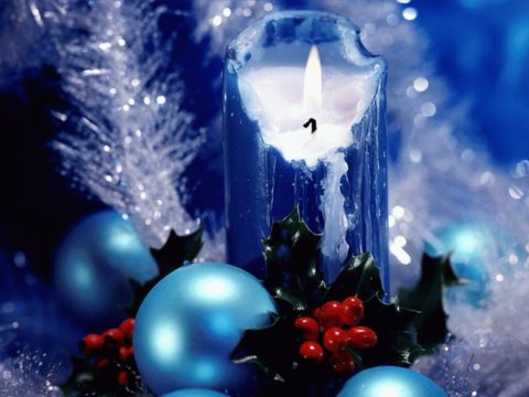 Bougies de Noël froides, boules et baies chaudes d'hiver.