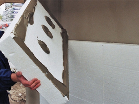 La mousse de polystyrène peut être collée sur des murs en béton ou en brique à l'aide d'un composé à base de ciment.