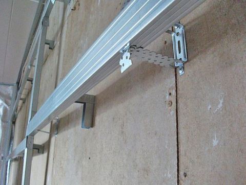 hoe de muren en het plafond te omhullen met plastic op een metalen frame