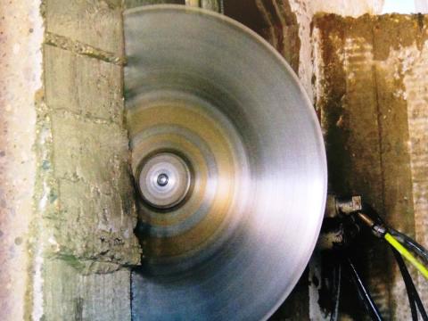 Kā padarīt durvju aili nesošajā sienā ar dimanta disku