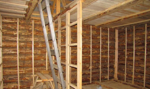 Le cadre de plâtrage des murs en bois avec des plaques de plâtre peut être en métal ou en bois
