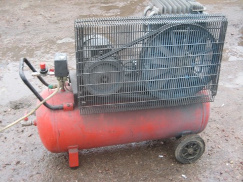 Compressor na may makeshift na proteksiyon na grill