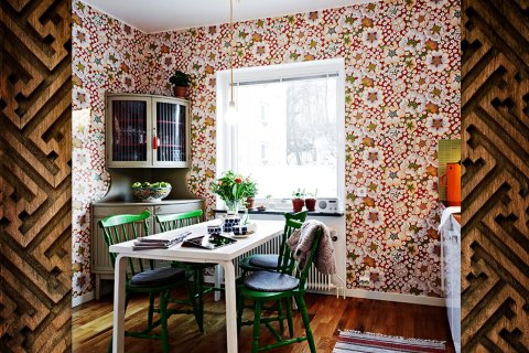Nous voyons un exemple de la façon de décorer un mur dans une cuisine de campagne, le papier peint est exactement ce dont nous avons besoin