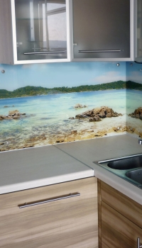 Très joli panneau en verre s'adapte à la cuisine, sous la forme d'un tablier de cuisine