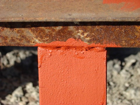 Rustfri overflade af malet metal