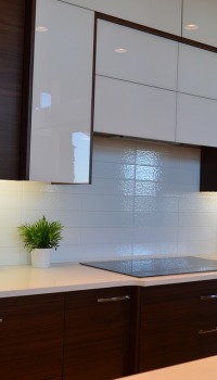 Nástěnná dekorace přes kuchyňskou pracovní desku s plastovými panely