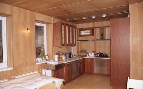 Os painéis nas paredes da cozinha podem ser feitos de vários materiais, uma grande variedade permite escolher painéis para qualquer estilo de interior da cozinha