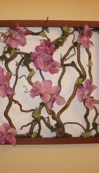 Les panneaux Ikebana peuvent être décorés avec des éléments supplémentaires, par exemple des fleurs artificielles