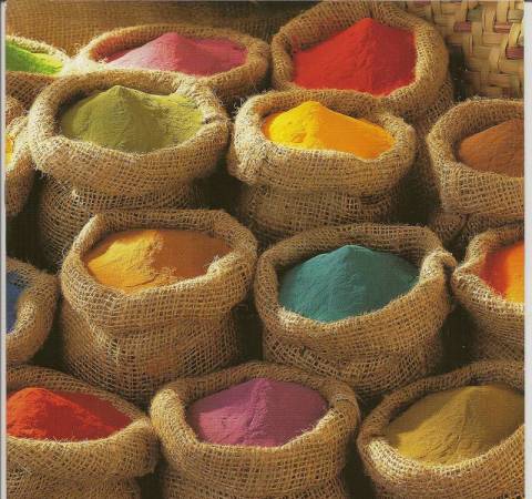 Polymères en poudre de différentes couleurs.