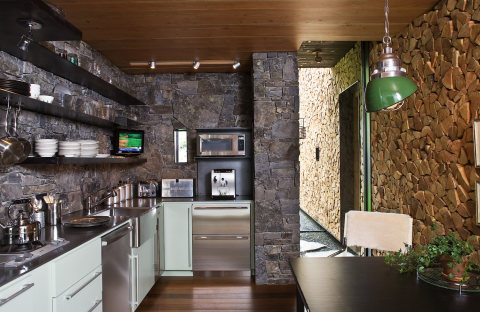 Un exemple de com decorar les parets de la cuina amb pedra i fusta, i com combinar aquests materials d’acabat per tal que harmonitzin i decoren la nostra cuina