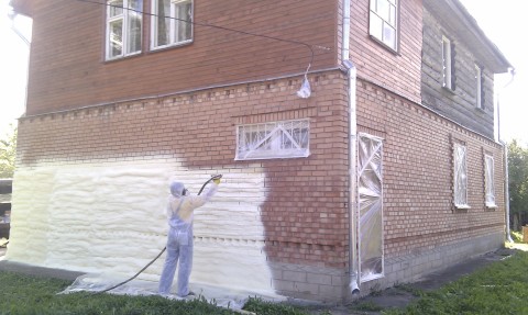 Le processus d'application de mousse de polyuréthane sur les murs extérieurs d'une maison