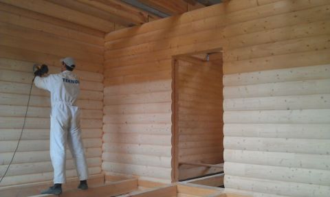 عملية تجهيز الجدران الخشبية لمزيد من الإغماد بألواح الجبس