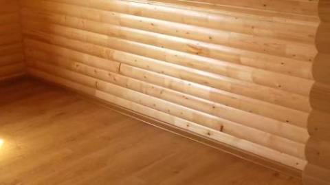 يمكن تغليف الجدران الخشبية الملساء بجدار جاف دون إنشاء إطار خاص