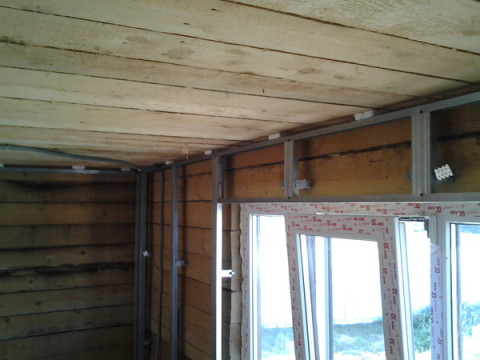À l'aide de plaques de plâtre, vous pouvez facilement niveler et isoler les murs de votre maison en bois