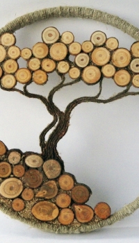 En utilisant divers éléments de branches d'arbres sciés, vous pouvez créer des compositions intéressantes