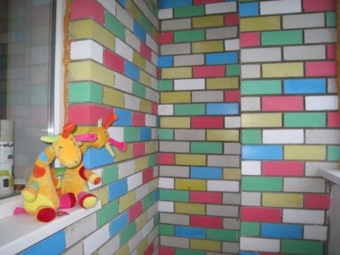 Avec l'aide de peintures multicolores pour les briques, vous pouvez créer une zone pour enfants dans la cour près de la maison