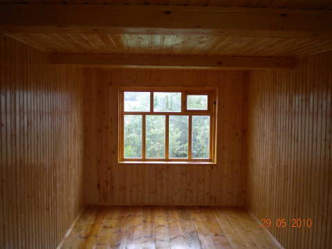 Au fil du temps, les murs en bois de la maison peuvent se dessécher et se déformer, vous devriez donc envisager cette option à l'avance.