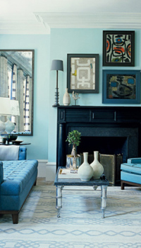 La combinaison de la couleur bleue du salon avec des meubles bleus