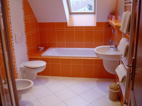 وضع البلاط على جدران وأرضية الحمام