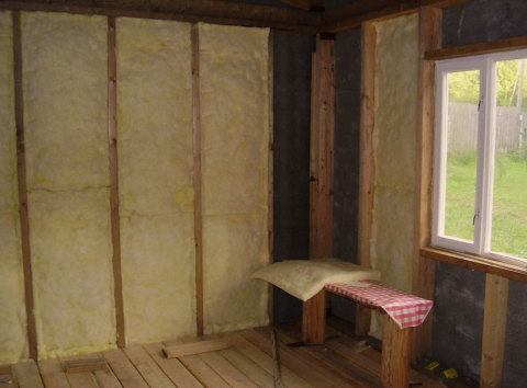 Isolation des murs dans une maison en bois