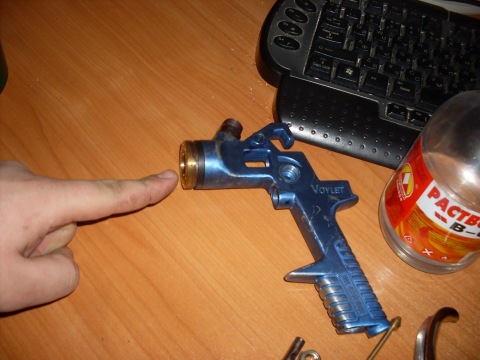 Todas as partes da pistola de pintura devem ser lavadas com solvente.