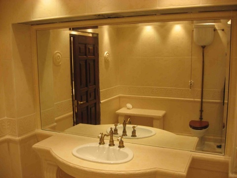 Miroir mural complet dans la salle de bain.