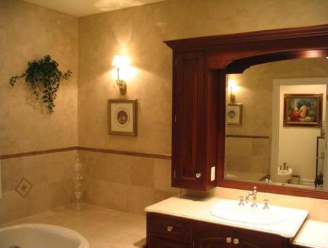 Decoratief pleisterwerk in de badkamer
