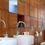 Ξύλινο πάνελ - στον τοίχο του μπάνιου