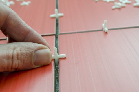 Nous utilisons des croix lors de la pose de carreaux
