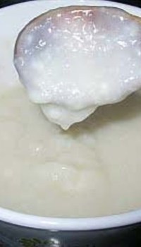 La consistance de la colle est ajustée à la densité de la crème sure
