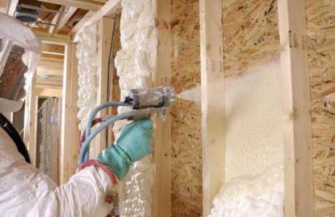 Vediamo un esempio di applicazione del poliuretano alle pareti in legno.