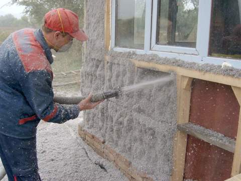 Vi ser et eksempel på isolering af udvendige vægge ved hjælp af polyurethanskum.