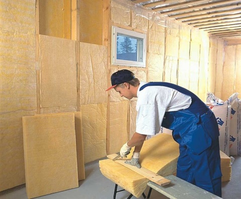 Sur la photo, nous voyons un exemple d'isolation des murs dans une maison en utilisant des feuilles de laine minérale.