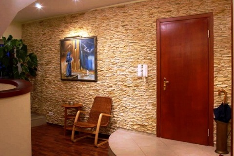 Dekorasyon sa hallway na may wallpaper sa cork