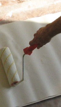Evenly smear glue on the canvas with a roller