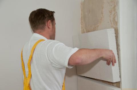 Quando si riscaldano le pareti interne con schiuma, è necessario ricordare che non è permeabile al vapore.
