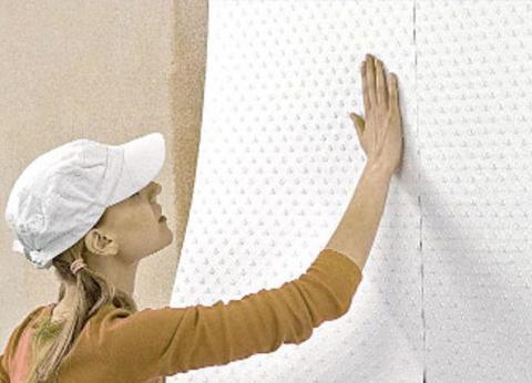 Pertama sekali, anda perlu memikirkan cara melekatkan kertas dinding.