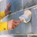 In gevallen waar constant een hoge luchtvochtigheid wordt gehandhaafd op de plaatsen waar de pleister wordt aangebracht, wordt de muur bovendien behandeld met een speciale antischimmel samenstelling.