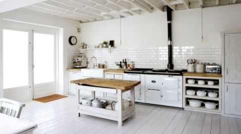 Zidovi bijele boje u kuhinji