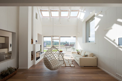 Obývací pokoj s druhou světlou a panoramatickou stěnou
