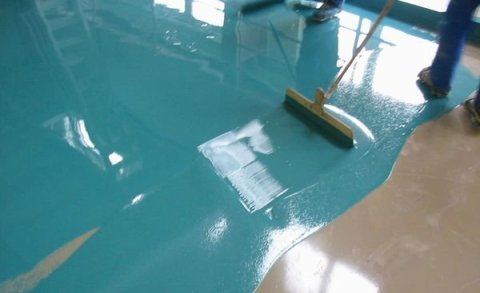 Application ng polyurethane pintura sa isang kongkreto na sahig