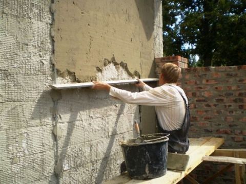 Application de plâtre ciment-sable.