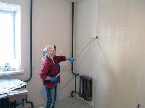 Breng een primer aan op het oppervlak van de muur en laat deze goed drogen.